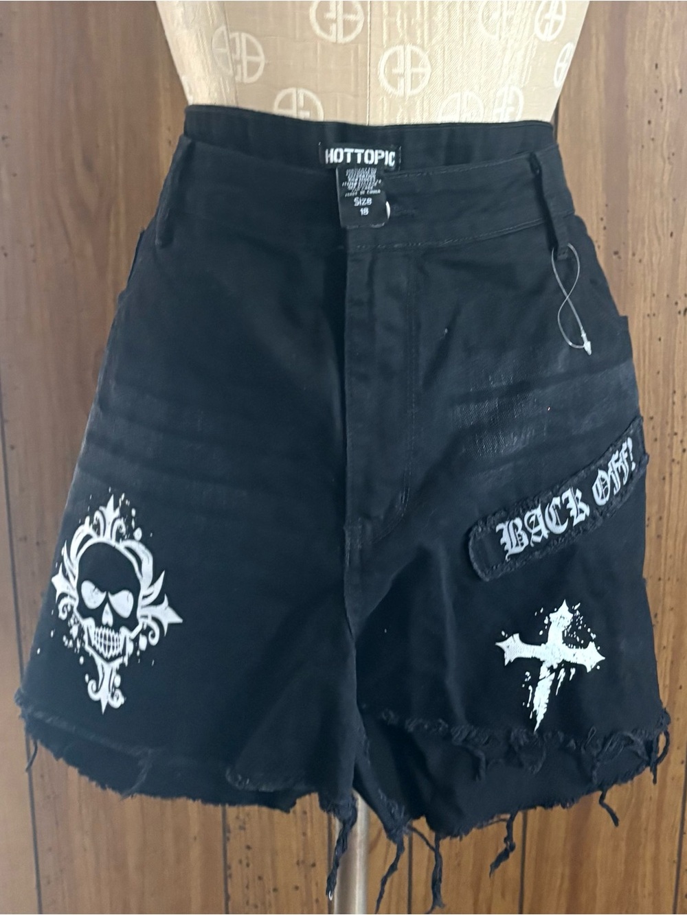 Hot Topic Black Distressed Skull Patch Jean Shorts women’s size 18